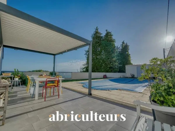 Maison familiale de 154 m² avec piscine en vente à Val-de-Cognac (16370)