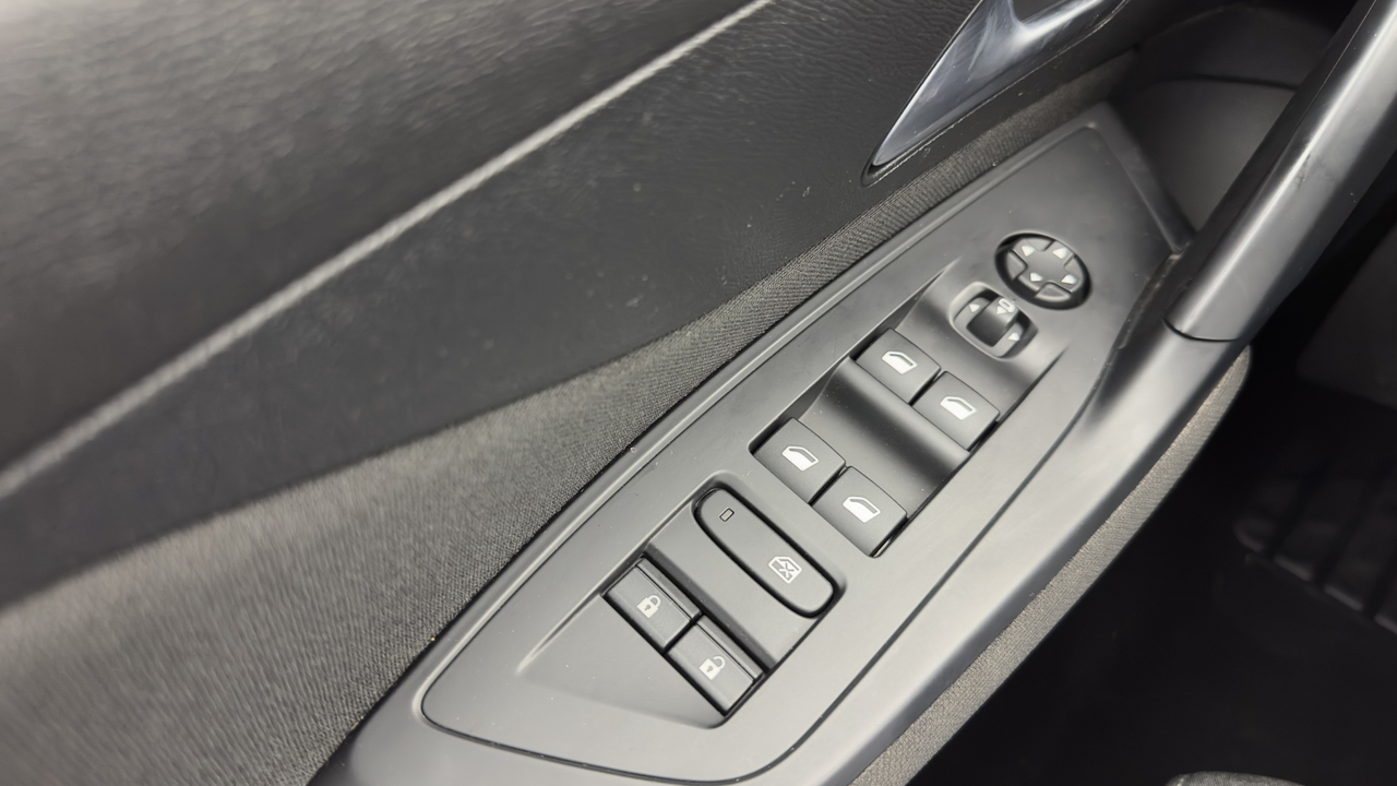 Peugeot 308 SW PHEV 180 e-EAT8 — photo 16