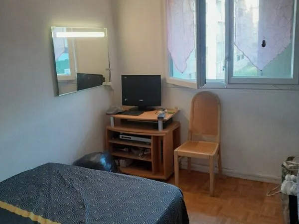 Colocation d une grande chambre meublée