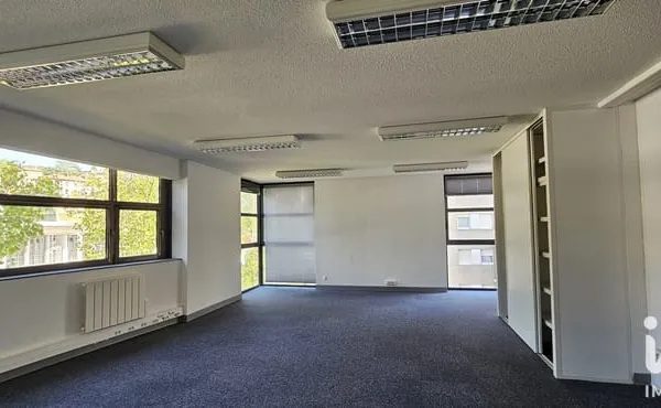 Bureau 1 pièce 104 m²