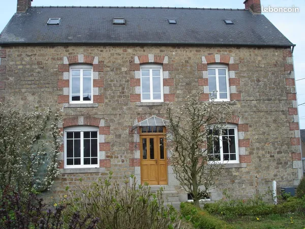 Maison en pierre à louer bourg de Landivy 53190