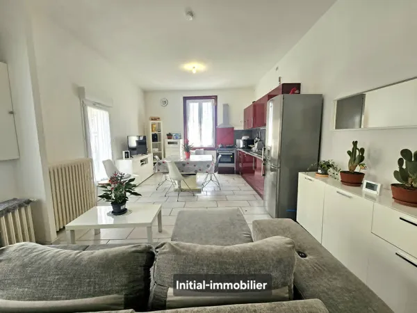 Maison de village rénovée avec 4 chambres, garage et extérie