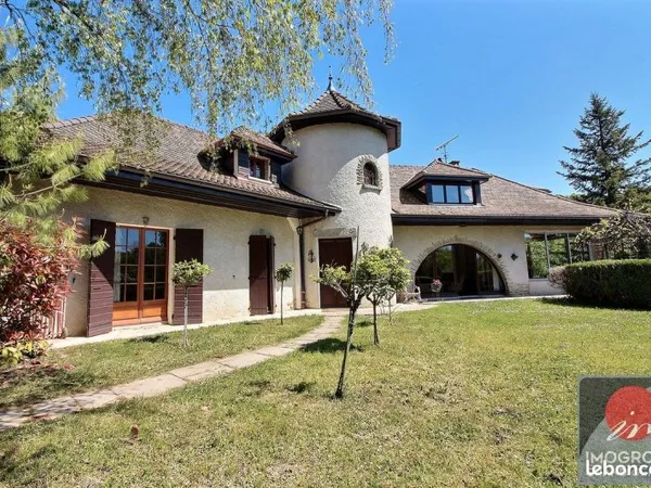 Maison 8 pièces 250 m²