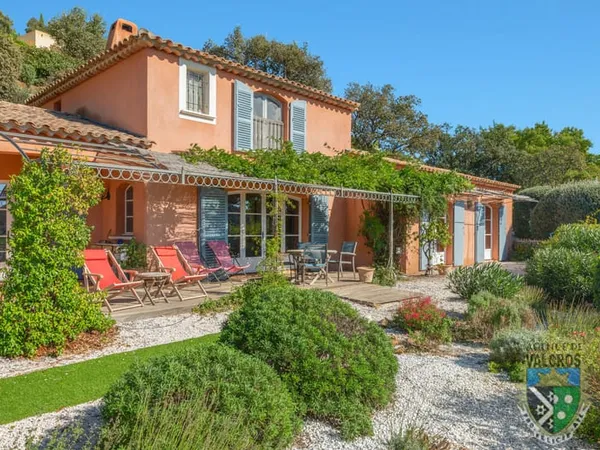 Villa de charme au panorama mer et collines sur un terrain p