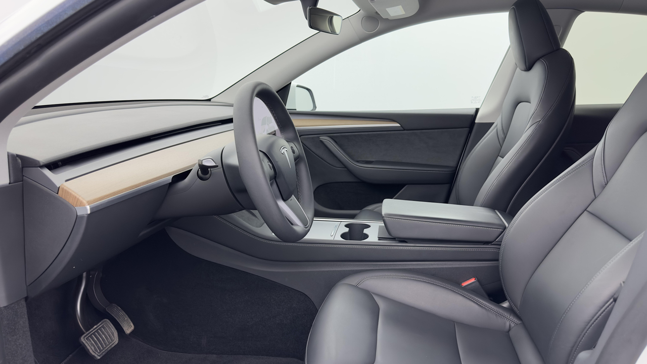 Tesla MODEL Y Standard RWD — photo 11