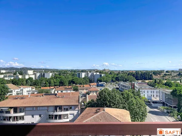 Avignon: Appartement rénové d'environ 71 m2, 2 chambres avec ascenseur.