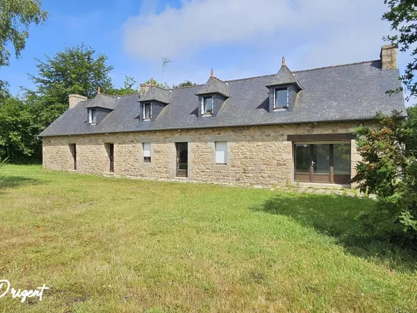 Opportunité unique ! Grande maison avec 3 logements distincts à vendre.