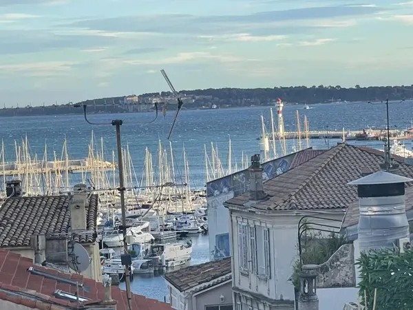 CANNES - LE SUQUET / VIEUX-PORT - IMMEUBLE DE RAPPORT ENTIÈREMENT RÉNOVÉ - 331 M² - 8 APPARTEMENTS E