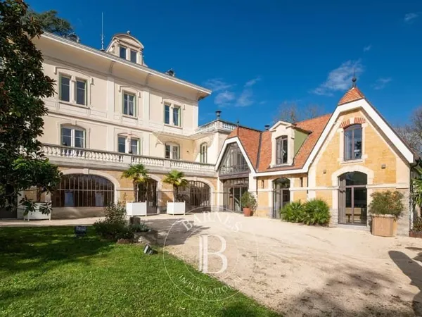 Dommartin - Propriété d'exception de 1870 - Dépendances - Parc de 6 416 m² - Piscine