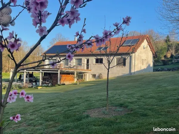 Maison familiale en pleine nature, confort moderne et équipements énergétiques