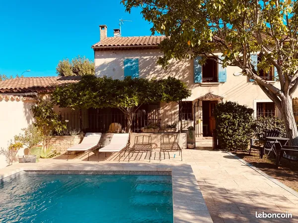 Mas de ville avec piscine, garage et studio