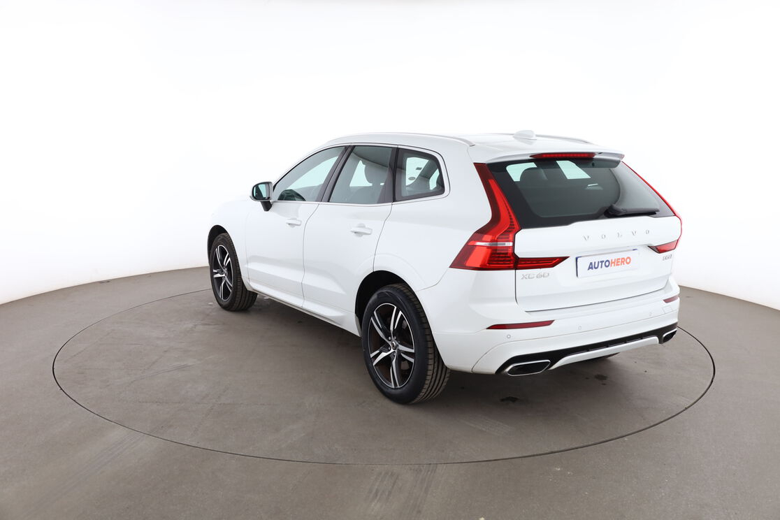 Volvo XC60 2.0 D5 AdBlue AWD R-Design Geartronic 8 — photo 3