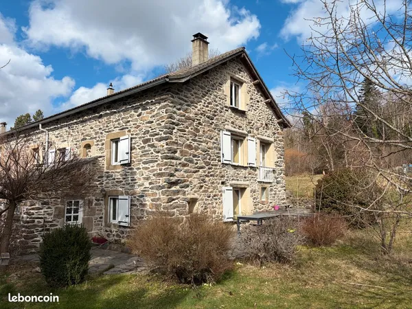 Maison façade en pierres anciennes avec gîte indépendant