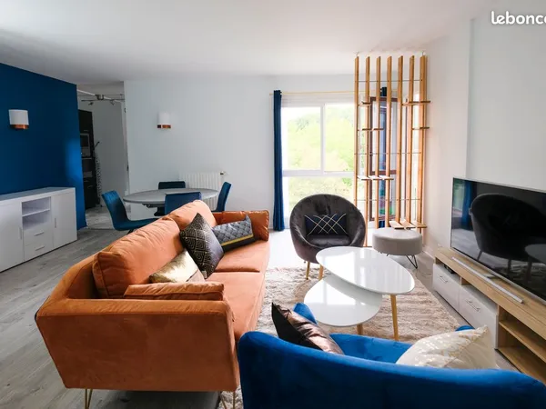 Une chambre avec salle de douche privée dans une colocation tout confort