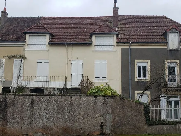 Maison 6 pièces avec cave, grenier, jardin, parking devant la maison