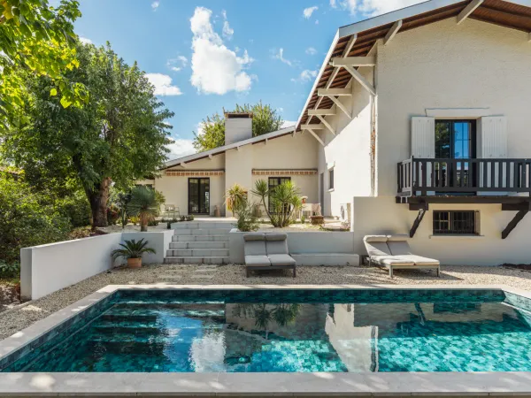 Exclusivité - Mérignac - Élégante maison rénovée avec piscine et jardin