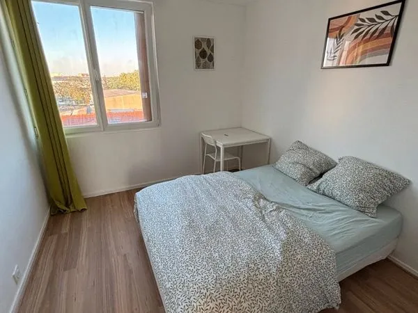 Chambre disponible - colocation actuellement 100 % masculine (3 garçons)