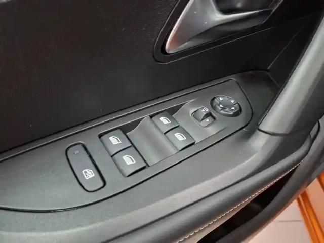 Peugeot 2008 puretech 100 s&amp;s bvm6 — photo 19