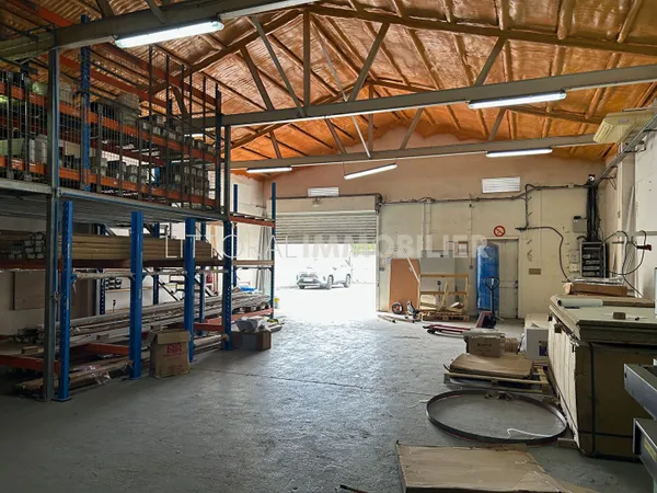 À vendre : Entrepôt et bureaux de 456 m²