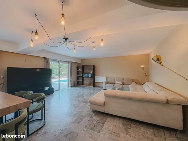 Maison rez de jardin dans résidence 2 étage piscine privée