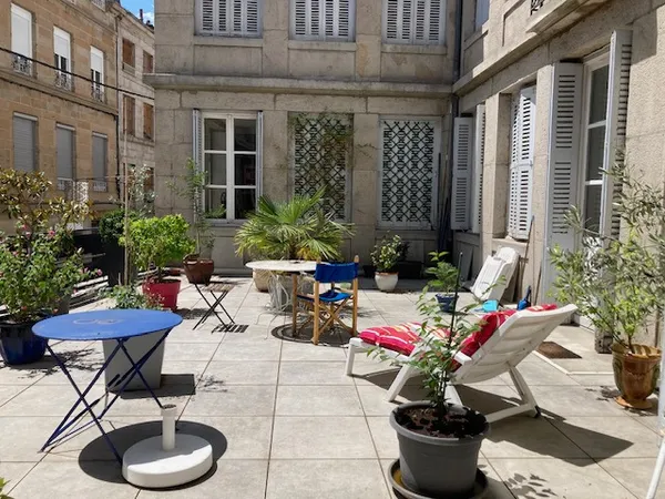 À 35 minutes de LYON,  appartement haussmannien de charme. Usage mixte : résidentiel/professionnel.
