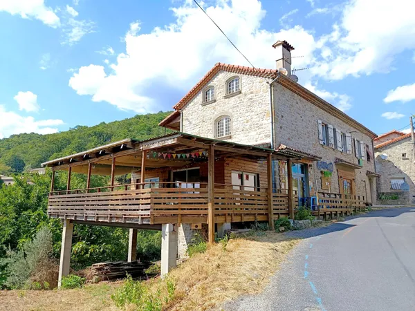 A SAISIR ensemble immobilier en pierre au coeur du village de Aizac