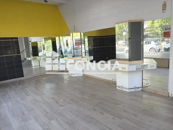 Location - Local commercial - 52 m² - 9 480 €/an HC HT -