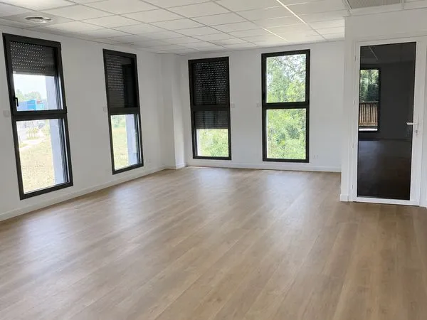 Bureaux neufs à Castanet-Tolosan, au bord du Canal du Midi