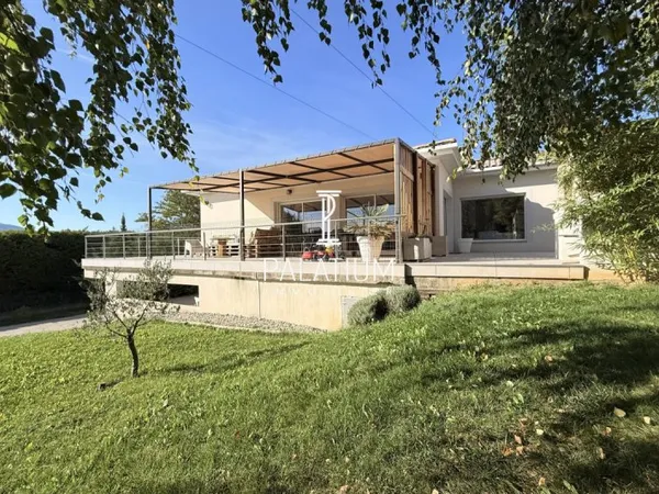 Superbe villa contemporaine dans le village de Claret
