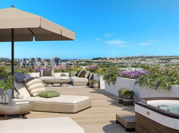 Penthouse neuf avec vue mer, toit-terrasse, jacuzzi, piscine et parkings