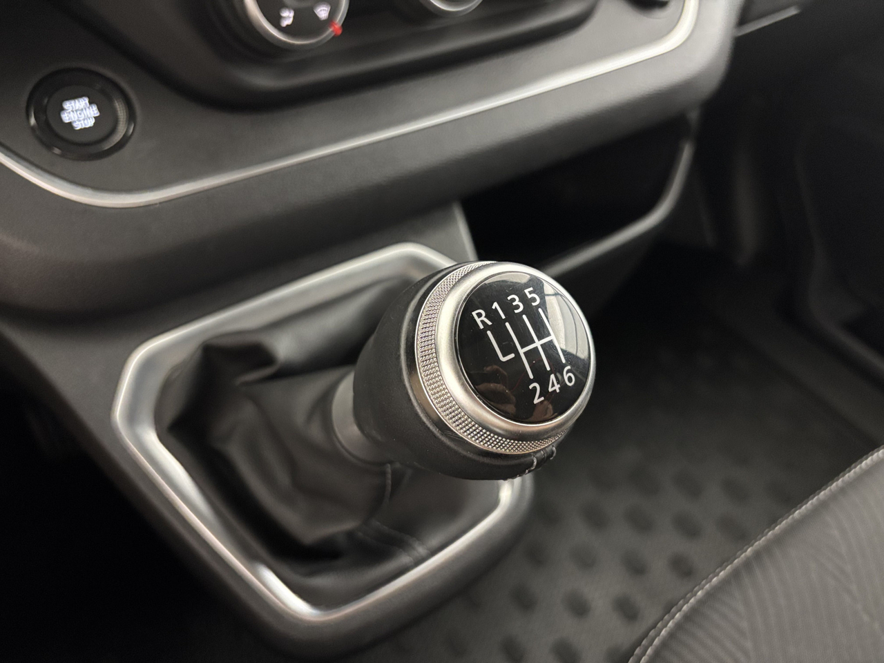 Renault Trafic Combi — photo 13