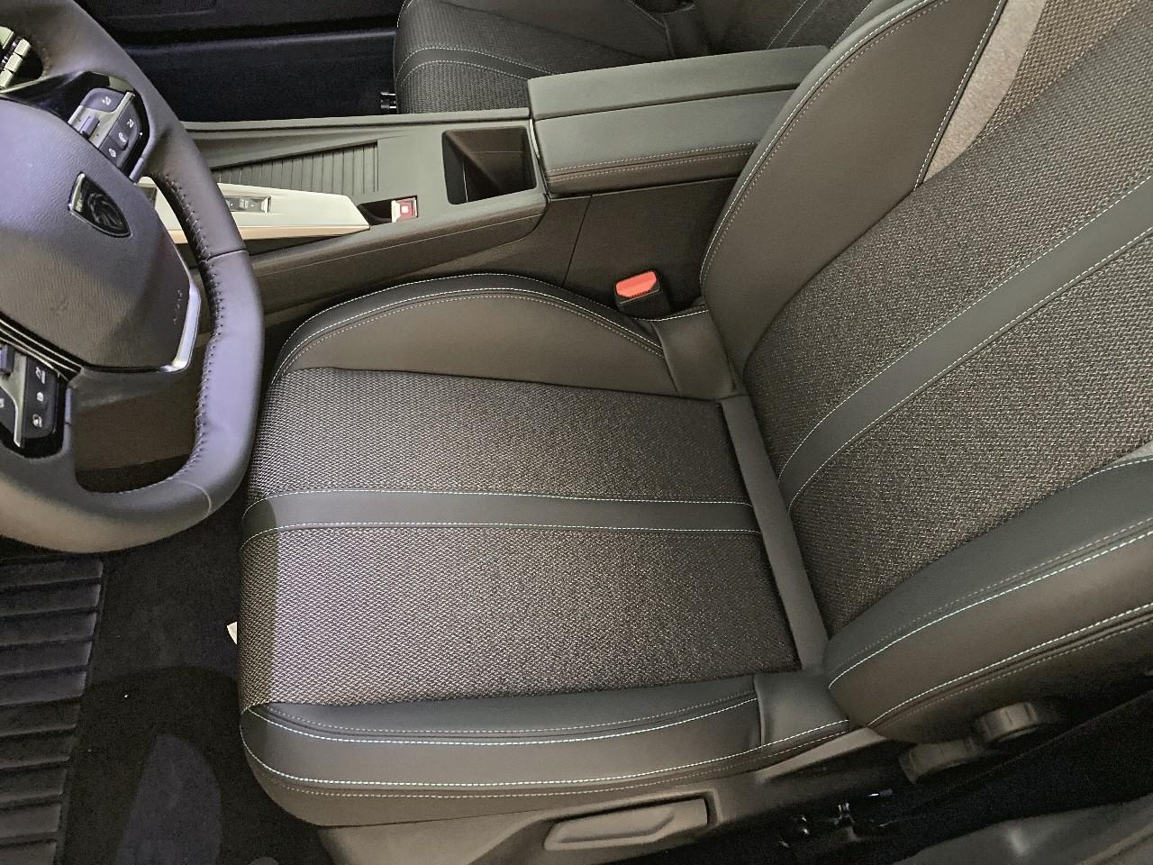 Peugeot 308 hybrid 145 e-dcs6 allure — photo 9