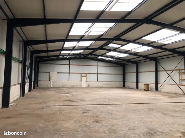 Local commercial/entrepôt de 525 m² - Emplacement stratégique à Landivisiau