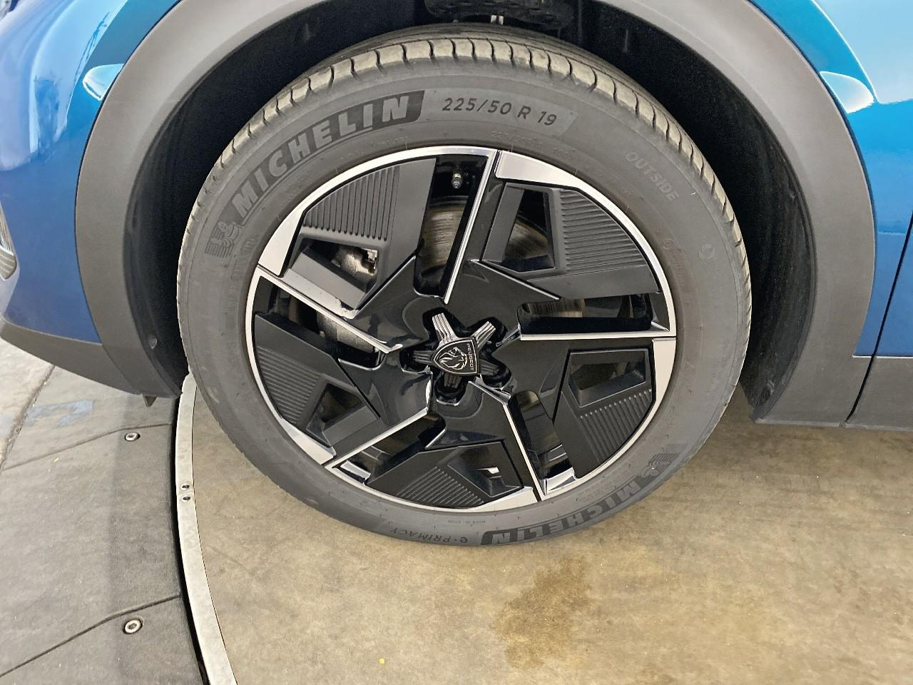Peugeot 408 electrique 58 kwh 210 ch gt — photo 11
