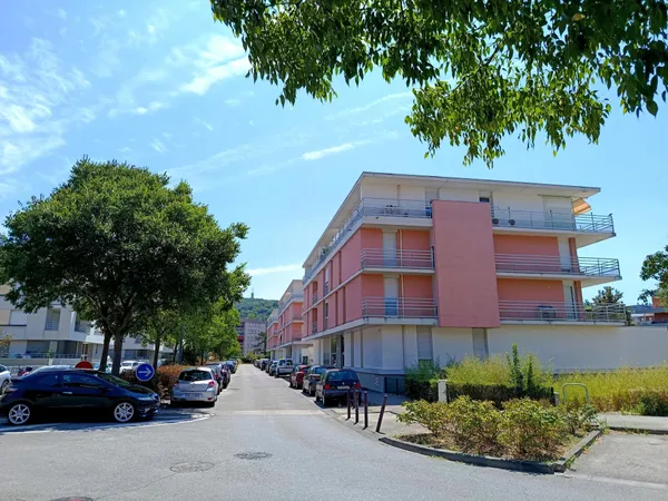 A SASIR Appartement au dernier étage avec ascensseur et vue panoramique au coeur de Echirolles