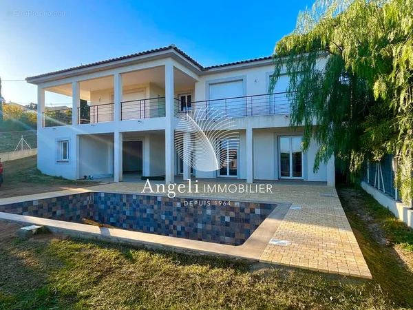 Saint aygulf : villa contemporaine recente