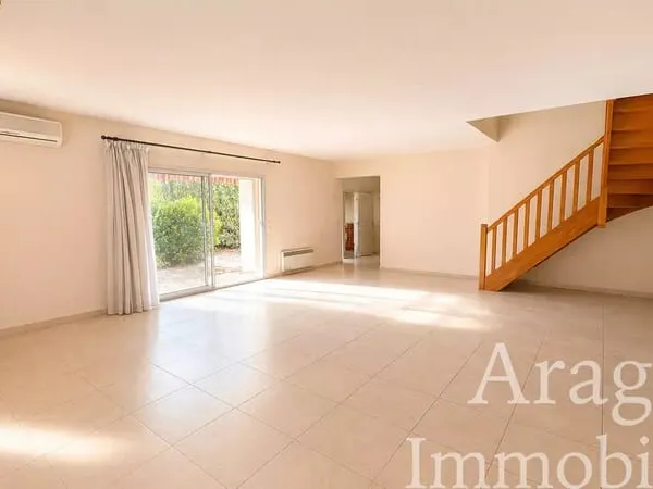 Villa 4 faces avec jardin.