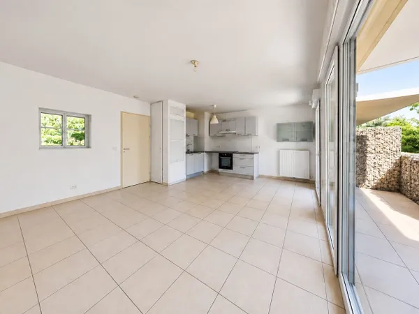 EXCLUSIVITÉ - Beau T3 traversant avec terrasse et garage dans