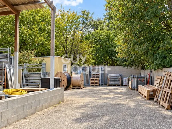 Local professionnel avec showroom et entrepôt ? Parcelle de 530 m²