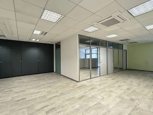 Local commercial 1 pièce 174 m²