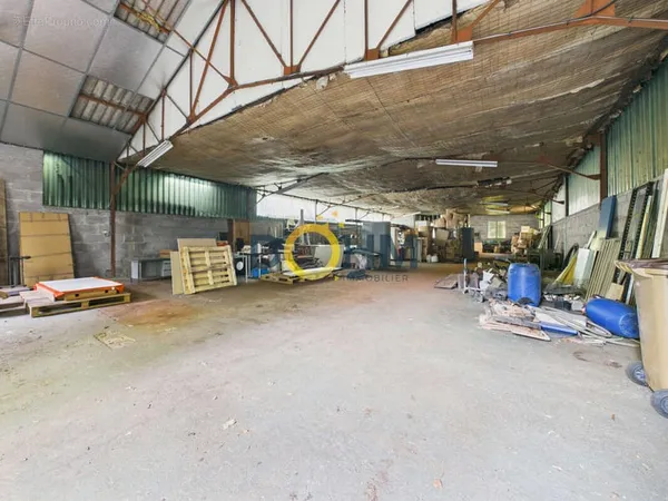 Entrepôt avec terrain constructible Proche Place de la Libération