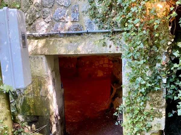 Cave dans le roc