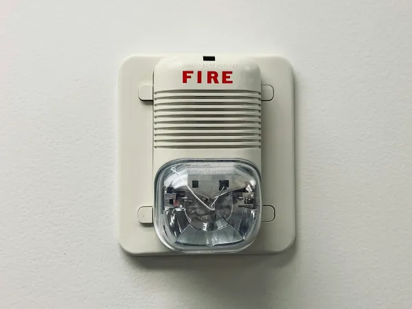 Le détecteur de fumée (DAAF) : obligation, qui l'installe, qui change la pile, et ce que dit l'assurance — le guide 2026