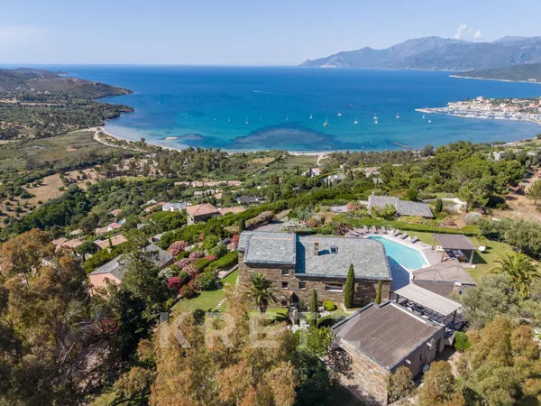 Villa de prestige avec vue panoramique sur le golfe de Saint-Florent