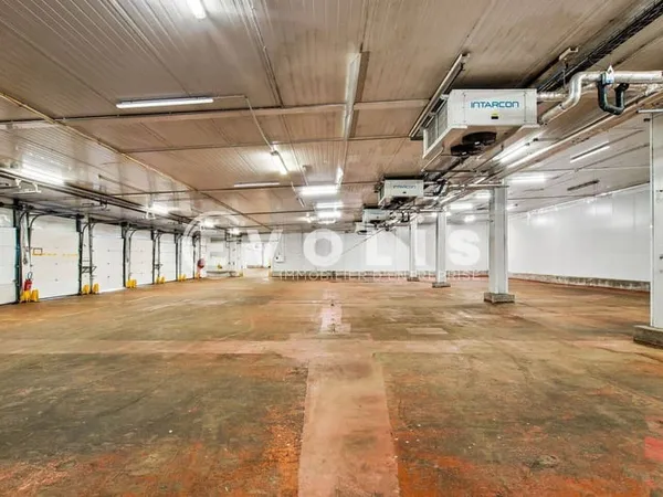Entrepôt 3369 m²