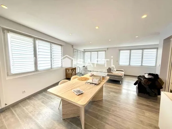ENSEMBLE MURS COMMERCIAUX + LOGEMENT TOTAL 550 M²