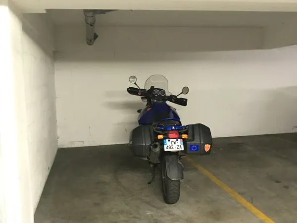Parking avec borne de recharge IZI
