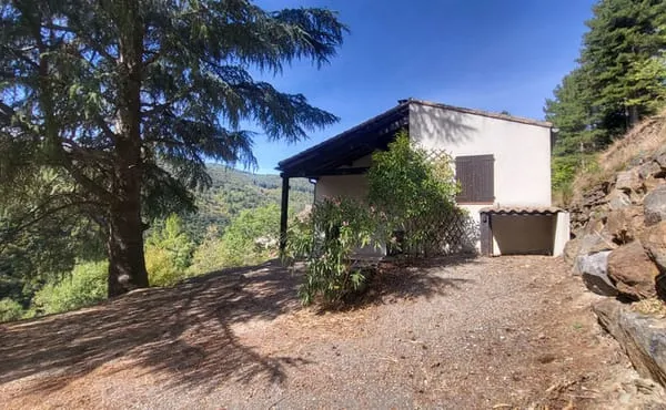ne maison de plain-pied au calme, avec 1 500 m² de terrain arboré un véritable havre de paix à 5 min