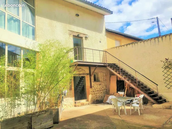 Appartement T4 92 m² avec cour - Reyrieux Centre