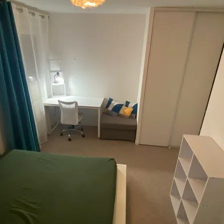 Louer pour étudiante chambre meublée